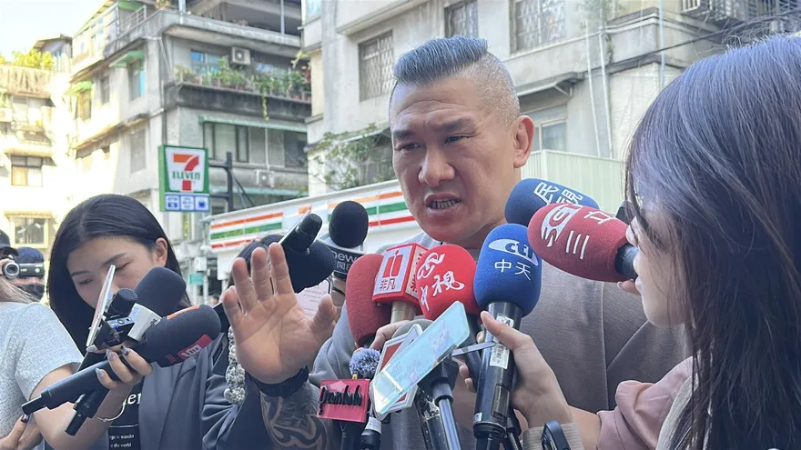 影/館長現身刑事局應訊　怒批「賴清德不要當總統去當網軍」