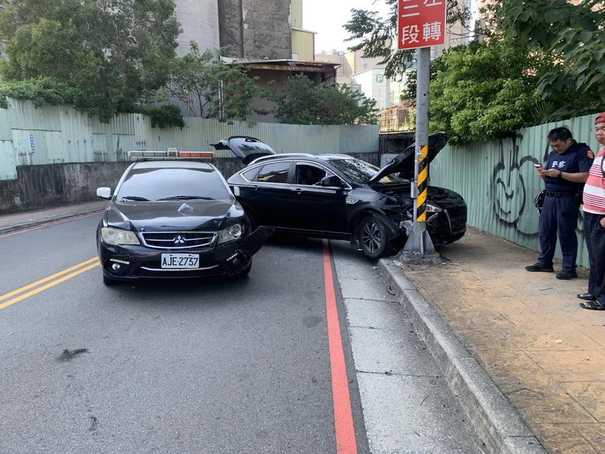 越南毒駕男逆向逃竄撞警車！桃園警開2槍逮人