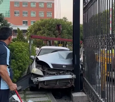 影/台中亞大校門遭撞擊！　教職員精神不濟誤踩油門肇事