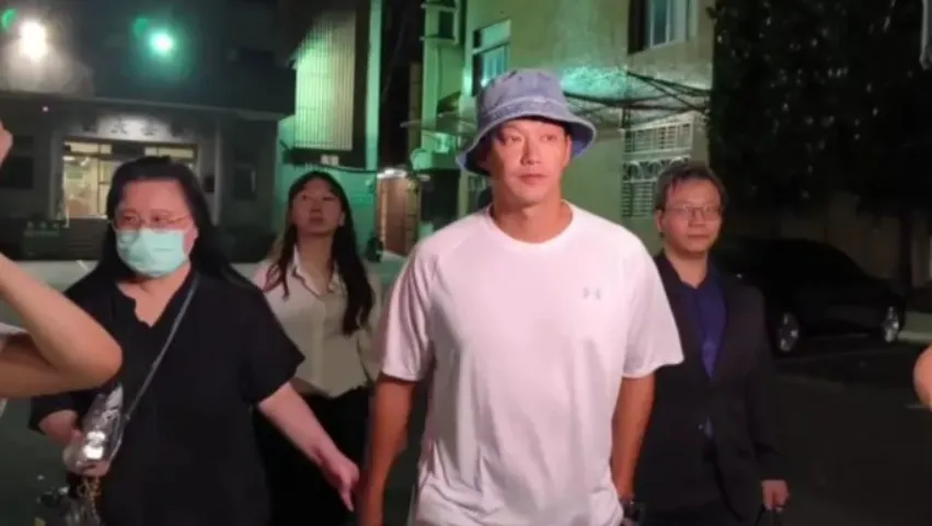 昔月入50萬！威廉現身認逃兵讓收入歸零　老婆卓君澤撐家計