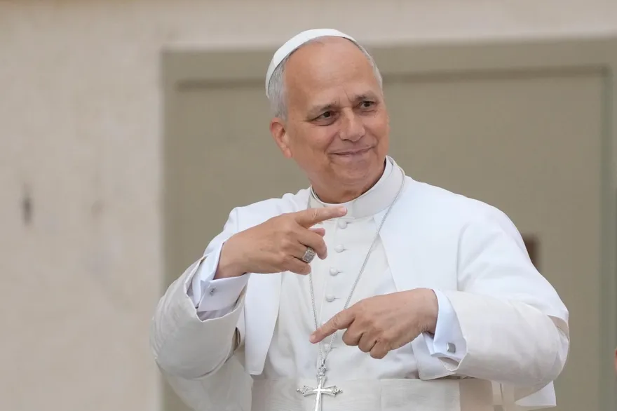 聽到球迷大喊小熊隊加油　教宗良十四世幽默回嗆「他們輸了啦」