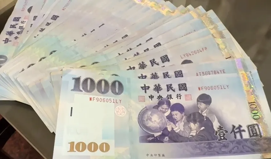 國家普發1萬撥款秒被鎖帳！　銀行客服：來銀行解釋金流
