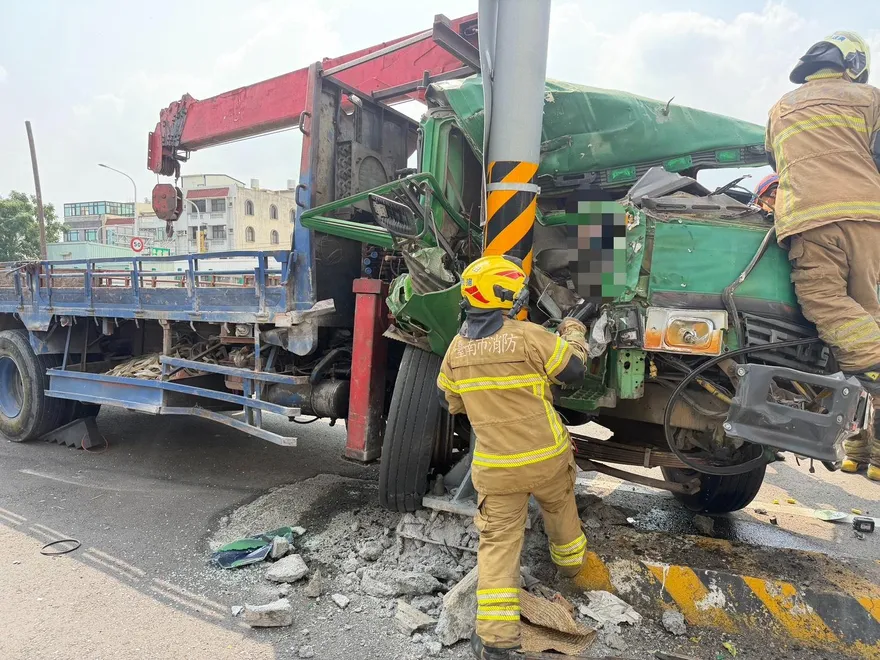 影/命懸一線！台南官田「貨車撞斷電線桿」女乘客重傷