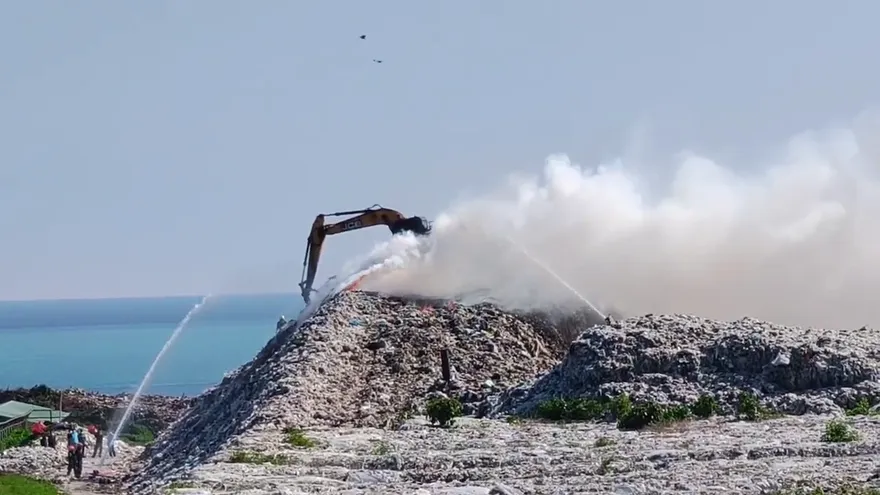 影/2個月2起！花蓮垃圾山噴烈焰竄濃煙　數公里外都看得到