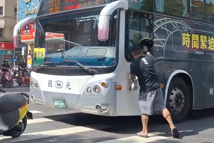 影/北市男騎士疑不爽被叭「抄安全帽K客運窗」　網驚：想幹嘛？