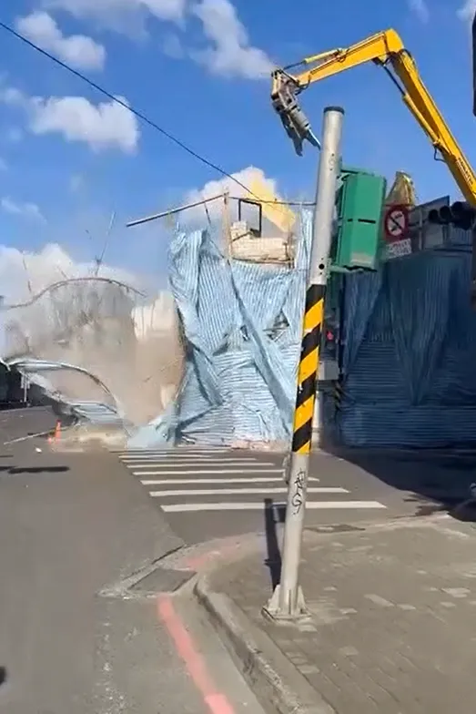 影/新北永和工地鷹架倒塌　遭砸女騎士第一視角影片曝光