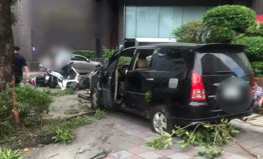 北市男駕車「突失去意識」撞燈桿釀2傷　波及路邊5車