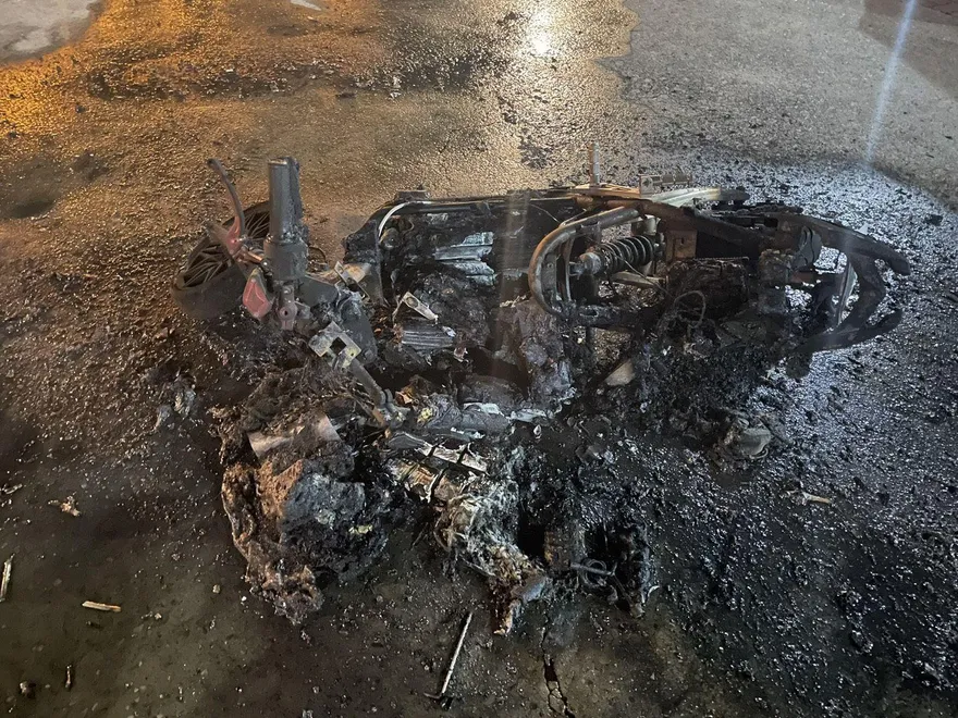 澎湖電動機車突起火居民提水桶滅火　機車燒成廢鐵