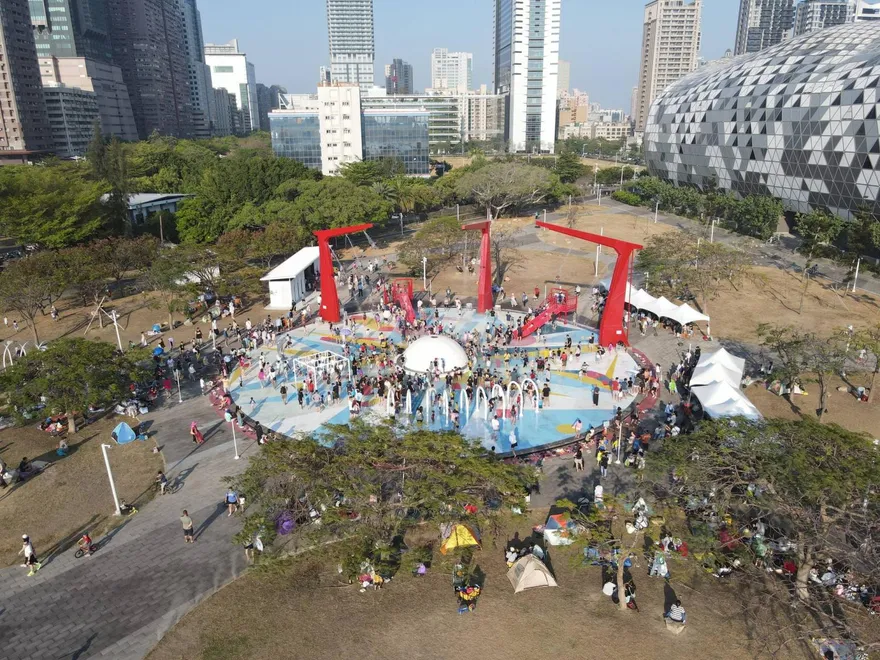 星光水岸公園升級再出發！高雄最大免費戲水區10/24開玩