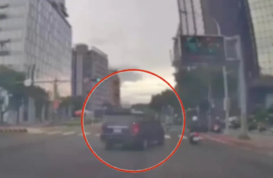 影/松山機場旁驚悚車禍最新！「斜衝全車道45度猛撞」瞬間曝