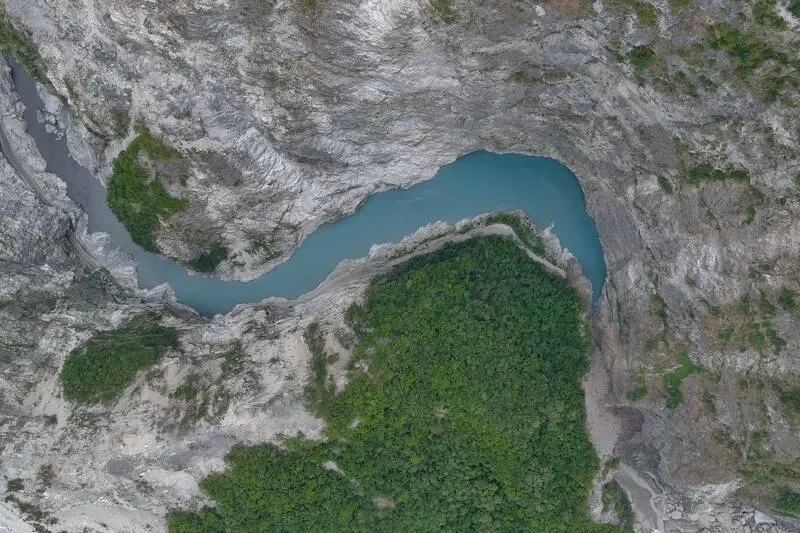 緊急通報！花蓮燕子口驚見堰塞湖　林保署急開挖