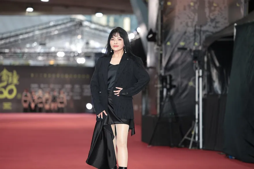 金鐘60/唐綺陽狂瘦28公斤驚豔全場！見鉛筆腿網讚：太美了