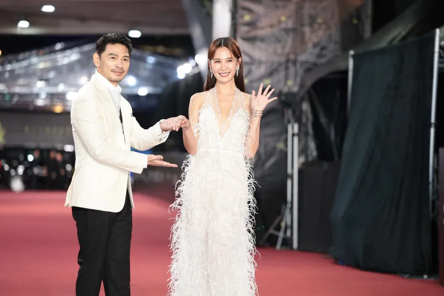 金鐘60/安心亞深V鏤空辣翻　阿KEN嗨誇：我的幸運女神！