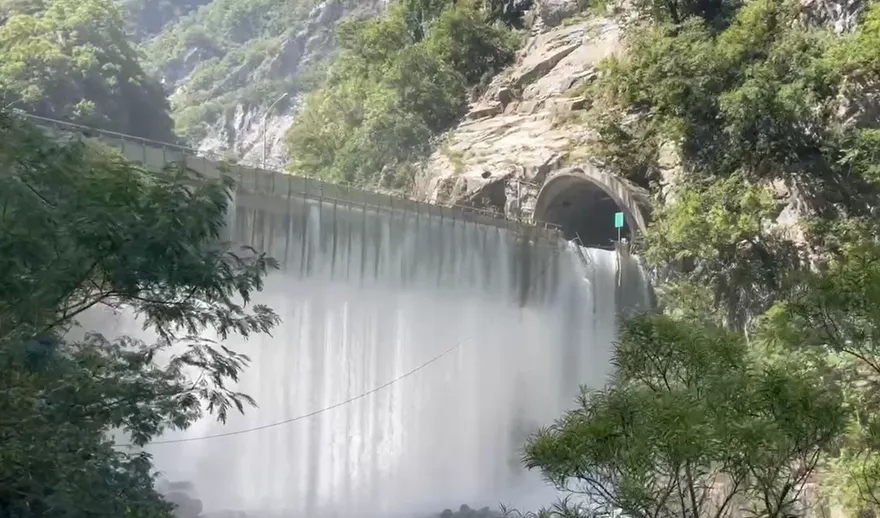 影/燕子口堰塞湖水淹過魯丹橋　「瀑布狂瀉」畫面曝
