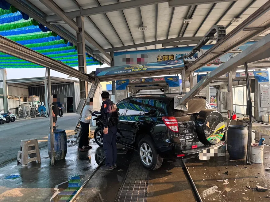 高雄仁武加油站誤踩油門釀意外！員工腿傷送醫