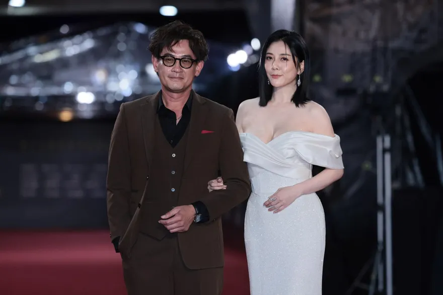 金鐘60/韓瑜辣秀雪白UU陪「老公」柯叔元走紅毯！深V禮服美翻天