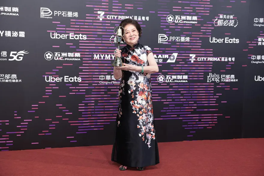 金鐘60/國民阿嬤陳淑芳奪特別貢獻獎！打斷台下鼓掌喊「會忘詞啦」