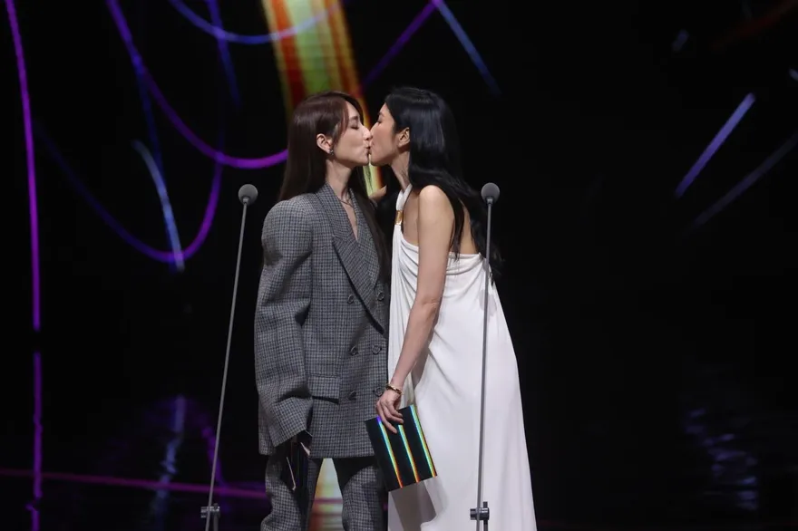 金鐘60/「世仇」同台！柯佳嬿、楊謹華驚天一親　全場看傻