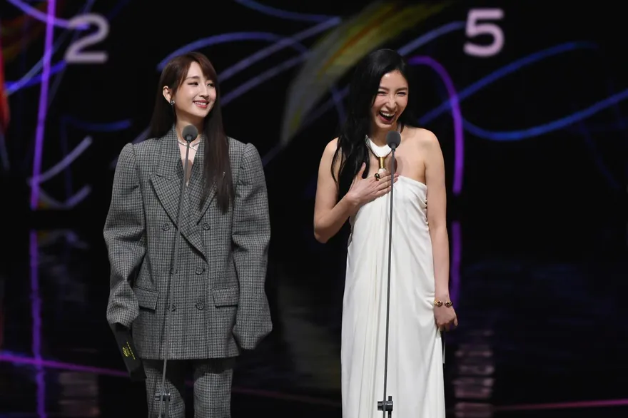 金鐘60/柯佳嬿搭「老公專車」去上班！與坤達車內放閃畫面曝光