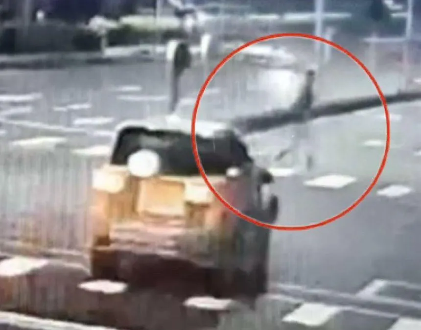 影/搶救無法！高雄女「闖紅燈過馬路」遭撞噴飛斷魂