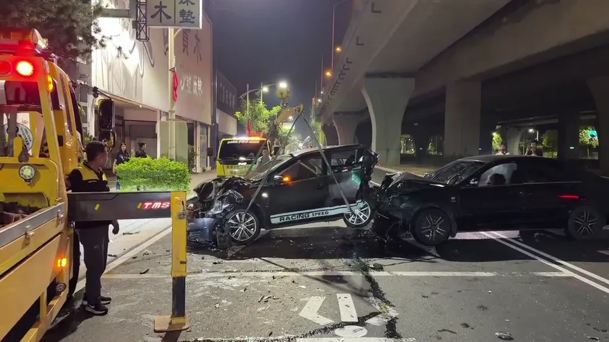影/悚！台中46歲女暴衝追撞等紅燈3車　車頭車尾毀、命危搶救中