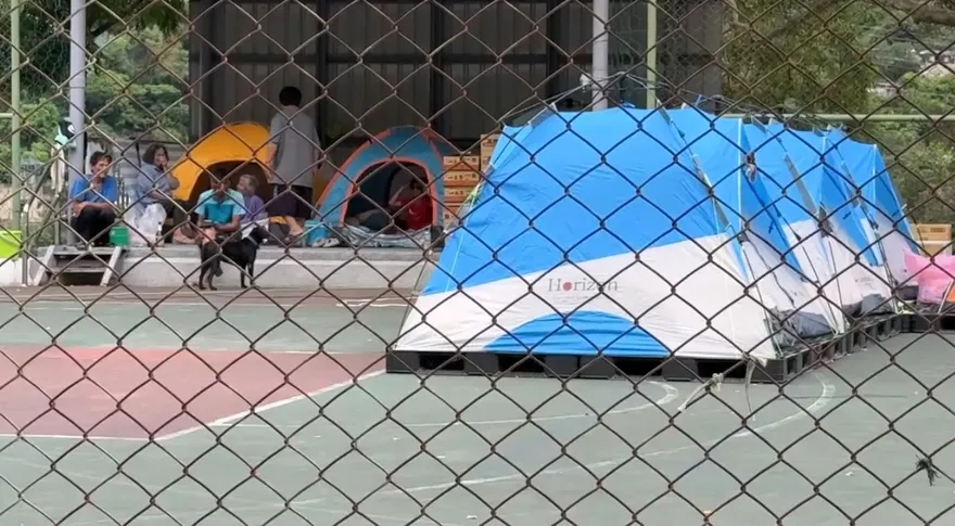 影/離家太遠！秀林民樂社區30居民不願撤　籃球場搭帳篷避難