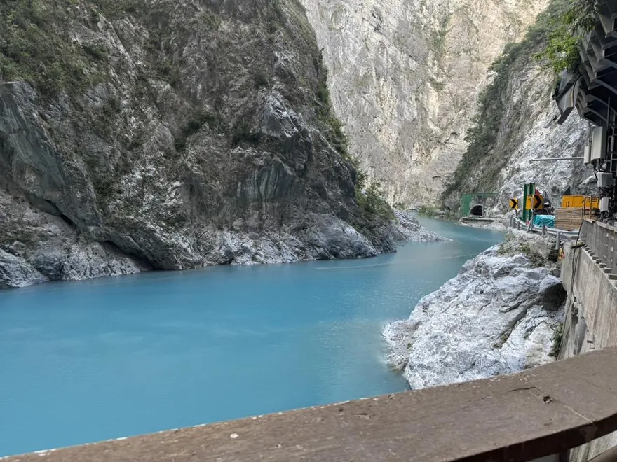 燕子口堰塞湖呈現超夢幻「蒂芬妮藍」 　內行人解釋原因