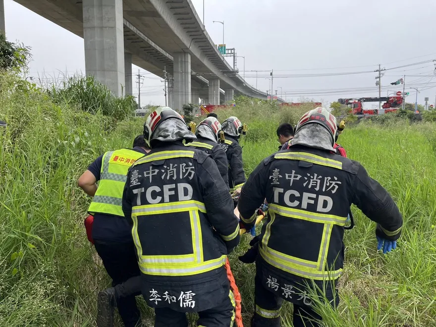 國道4號潭子段女子騎機車闖入墜橋　緊急送醫搶命中