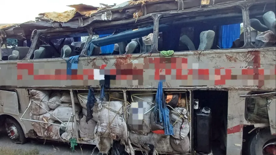 現場畫面曝！行駛途中突失控　巴西巴士逆向翻覆釀至少17死