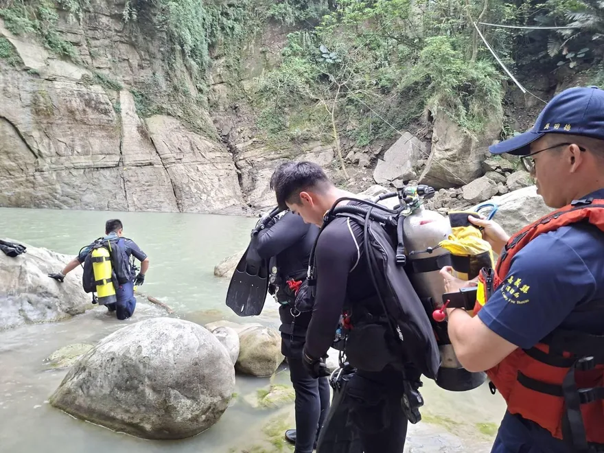 嘉義青雲瀑布驚傳溺水意外　22歲男遊客滑落溪中送醫搶救中