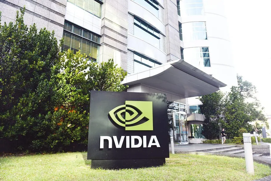 黃仁勳喊歷史性一刻！輝達首款美製AI晶圓問世　專家曝致命缺陷