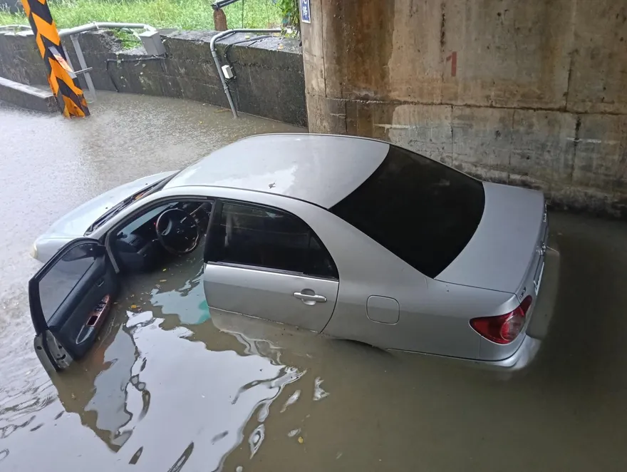 影/悚！風神外圍環流襲頭城　「水吞車」慘烈災情曝