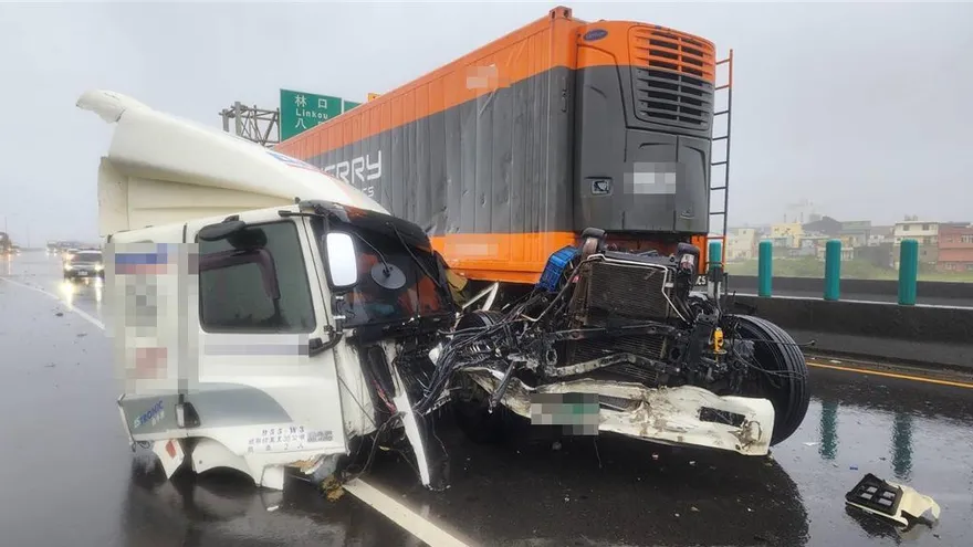 天雨路滑！台61蘆竹段大車自撞「身首分離」　司機噴飛墜橋慘死