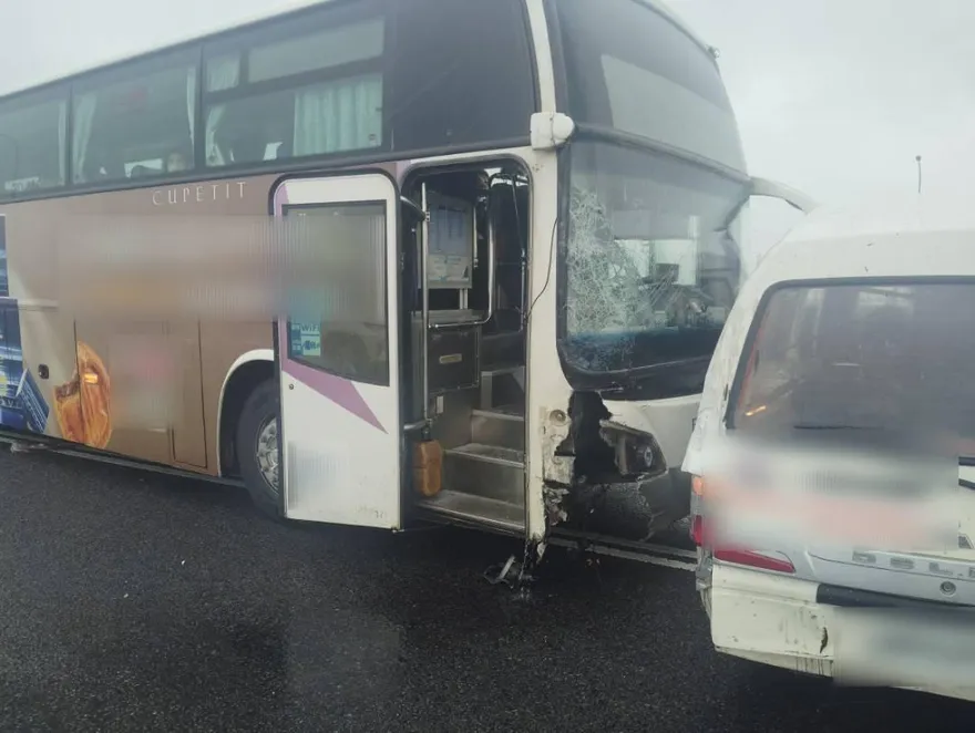 影/豪雨致災！五楊高架3大小車撞一團　國光客運還滿載乘客