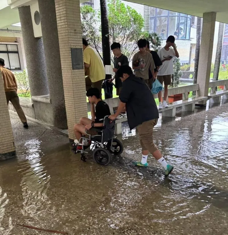 每下豪雨必淹！羅東高中走廊變小溪「水深30公分」　椅子當橋