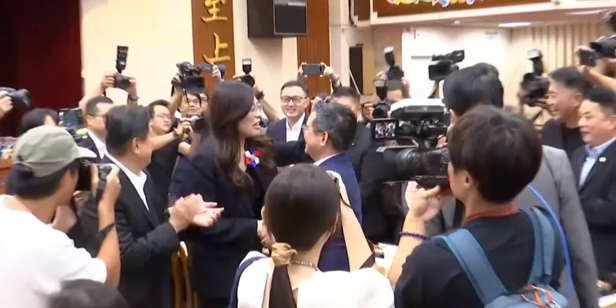 拜會藍立院黨團獲高規格接待　鄭麗文「摸頭」黃健豪成焦點