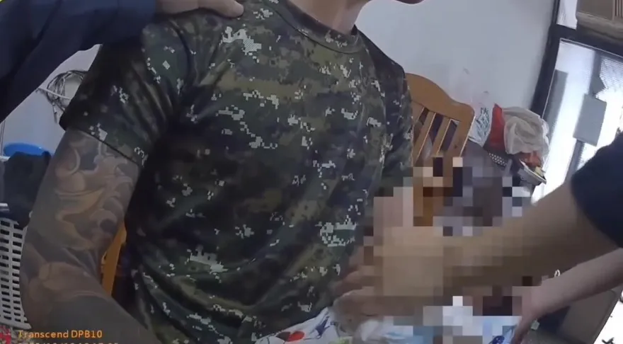 影/台東男持菜刀抱嬰兒對峙　警及時化解危機
