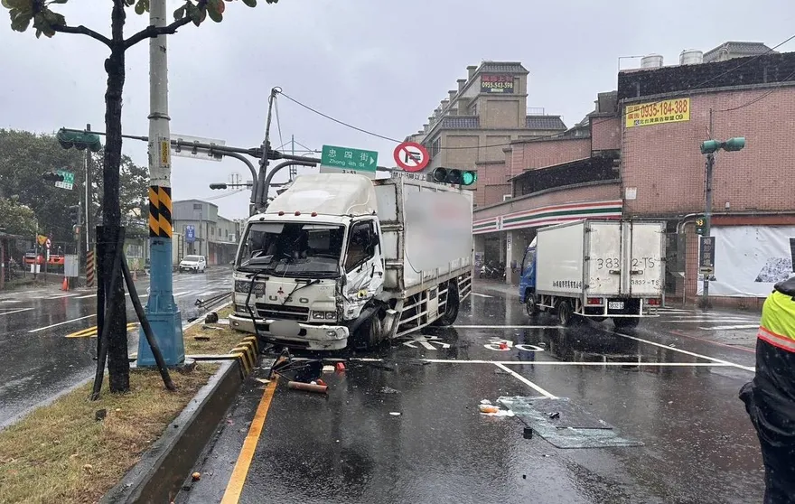 影/八里大貨車打滑自撞分隔島　撞斷電桿波及2車