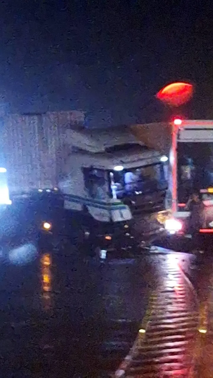 影/風神再釀災！台2線「落石群砸爛貨車」驚悚直擊