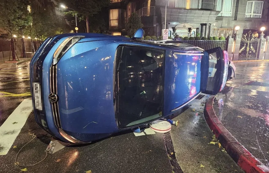 北市大直2車對撞翻車車禍　1人受傷送醫