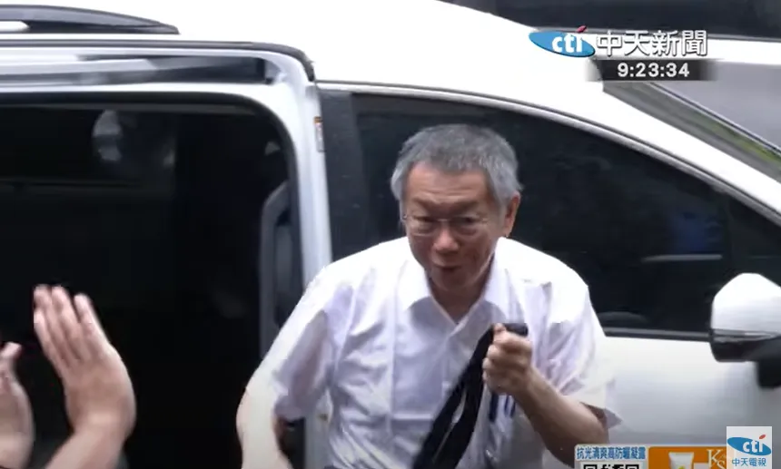 直擊/柯文哲重返北院！對質黃珊珊　小草冒雨嗨喊「阿北加油」