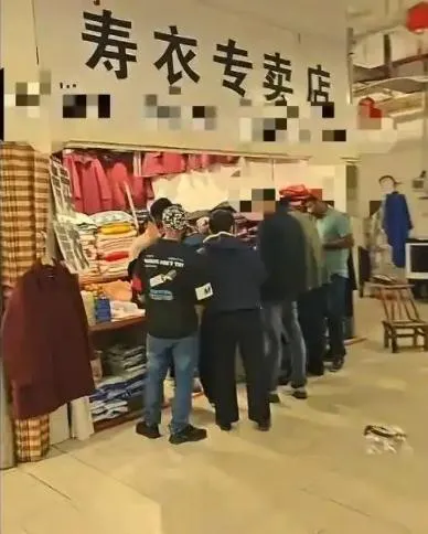 影/語言不通勸不住！外籍旅客壽衣當唐裝買　陸店家1舉動解圍