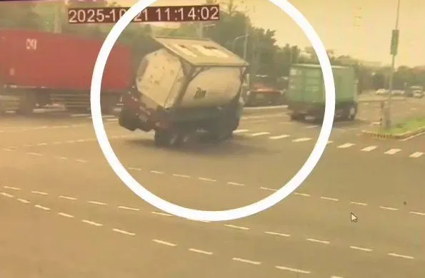 影/直擊！高雄小港化學槽車過彎失控　「離心力拋飛」翻覆