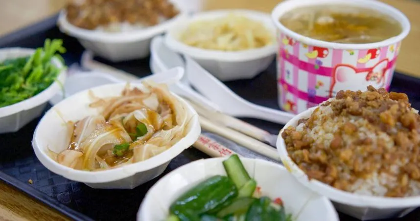 小吃店「碳水炸彈」乾麵、豬血糕都上榜　營養師曝「5種安心菜單」