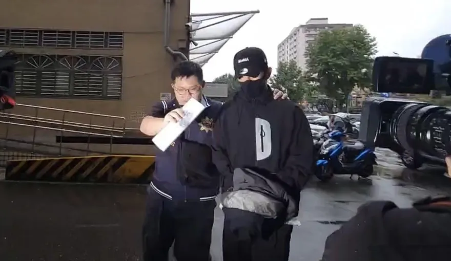 4閃兵藝人遭上銬到案　警解釋：拘提依法可用戒具