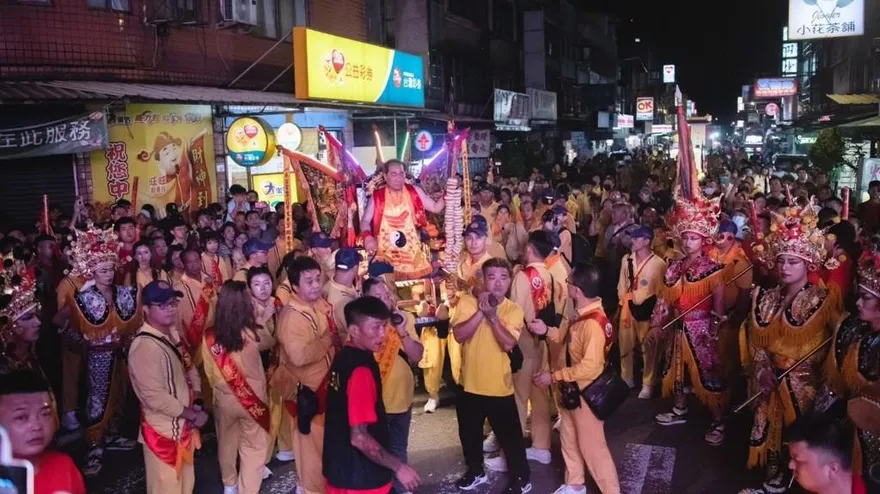 北部最大太子廟遶境！95歲阿公獲太子爺加持　他抱女兒跪拜