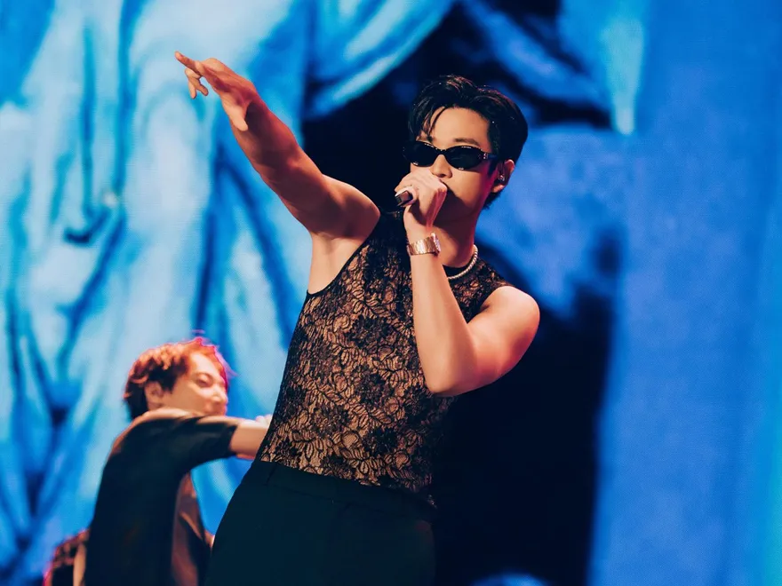 周興哲上海首唱《許我耀眼》OST　帥摘墨鏡3萬粉狂喊：老公