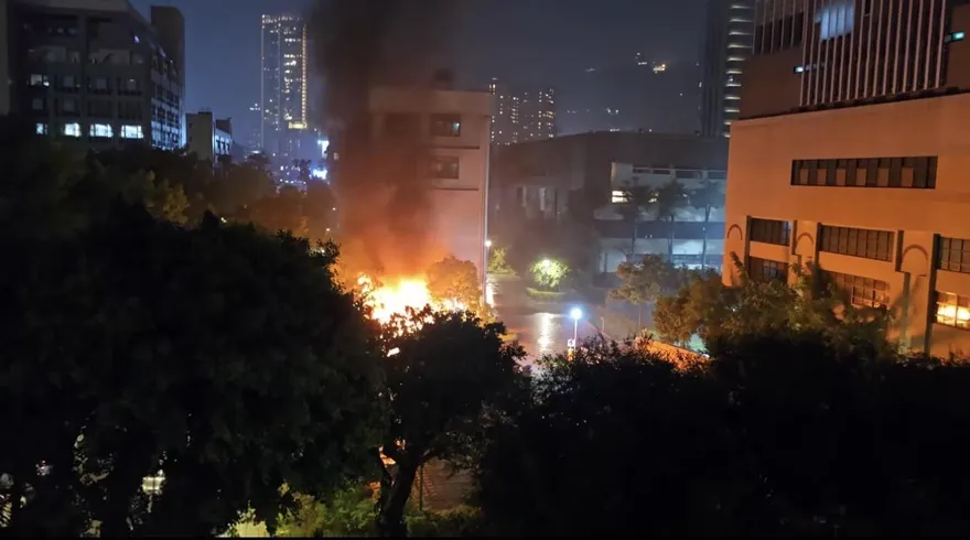 士林地院晚間驚傳火警　烈焰濃煙狂竄警消急灌救