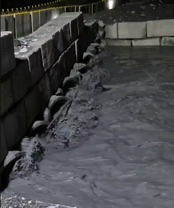 影/直擊花蓮馬太鞍溪新堰塞湖溢流「淹沒便道」　雜木堵涵管