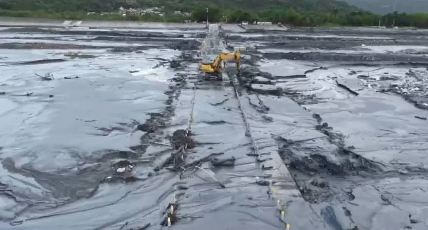 影/馬太鞍新堰塞湖溢流釀災今晨最新！搶修沖毀便道直擊